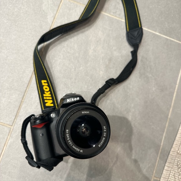 Nikon D5000 DSLR camera - Picture 2 of 8